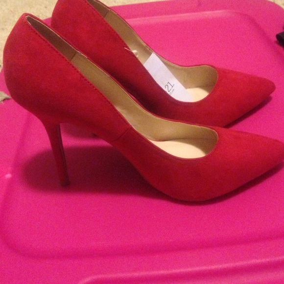 red pumps / heels