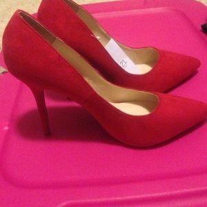 red pumps / heels