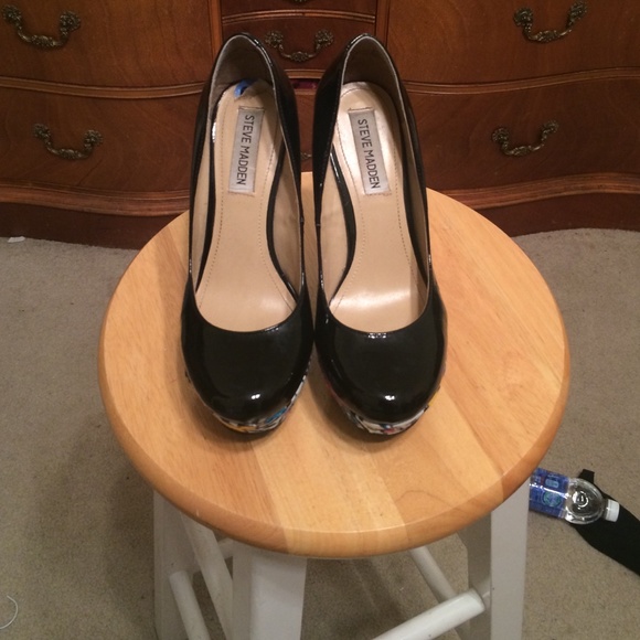 Black Heels with Multi-colored Tribal Print - Picture 2 of 4