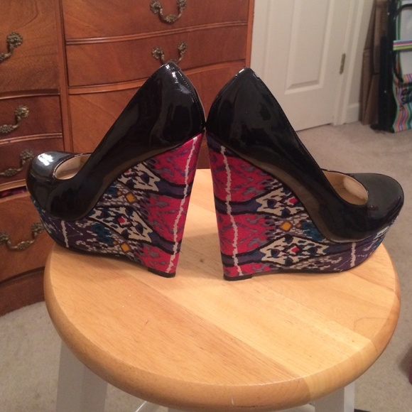 Black Heels with Multi-colored Tribal Print - Picture 3 of 4