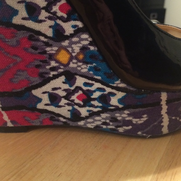 Black Heels with Multi-colored Tribal Print - Picture 4 of 4