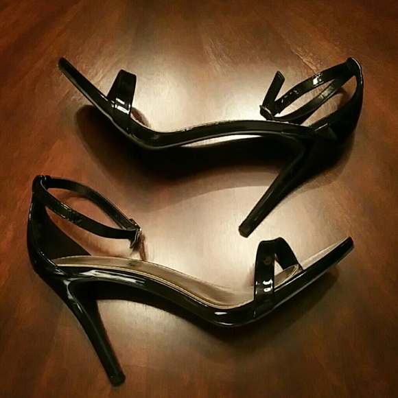 Beautiful Black and White T-strap Halter Dress - Picture 3 of 4