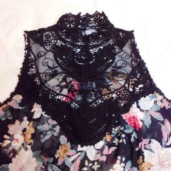 Nasty Gal Floral black lace top - Picture 2 of 4