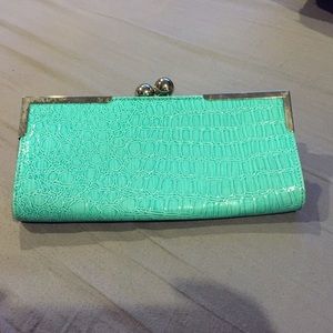 Narmi mint clutch