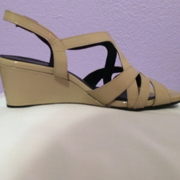 Vaneli tan wedges - Picture 2 of 4