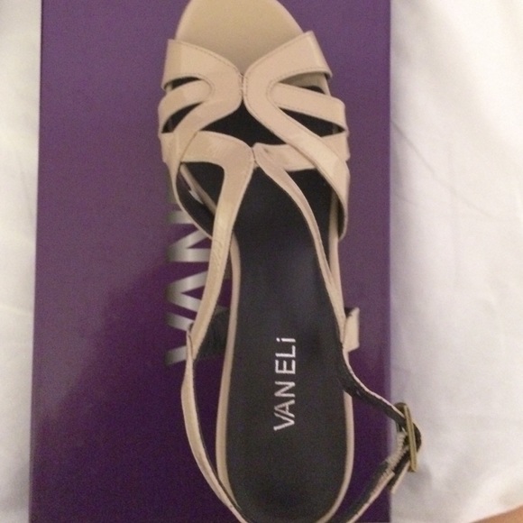 Vaneli tan wedges - Picture 3 of 4