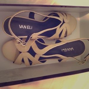 Vaneli tan wedges