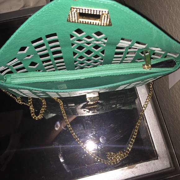 Clutch - Picture 3 of 3