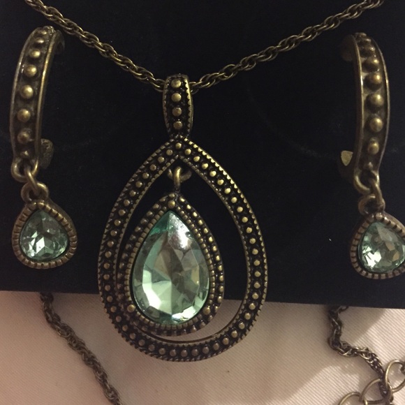 Beautiful earrings and necklace set - Picture 2 of 2