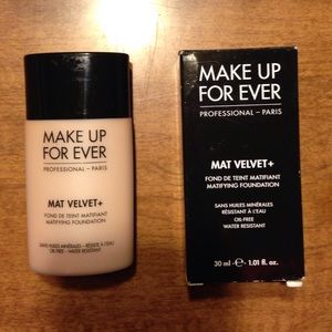 Make Up Forever- Mat velvet + Matifying foundation