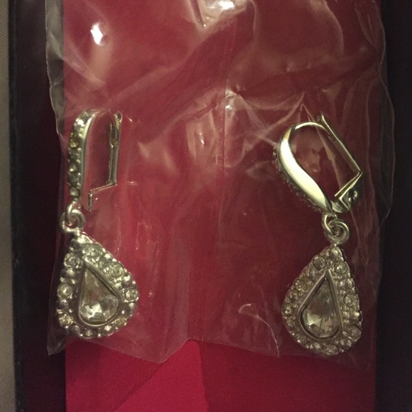 Dangling rhinestone earrings - Picture 1 of 3