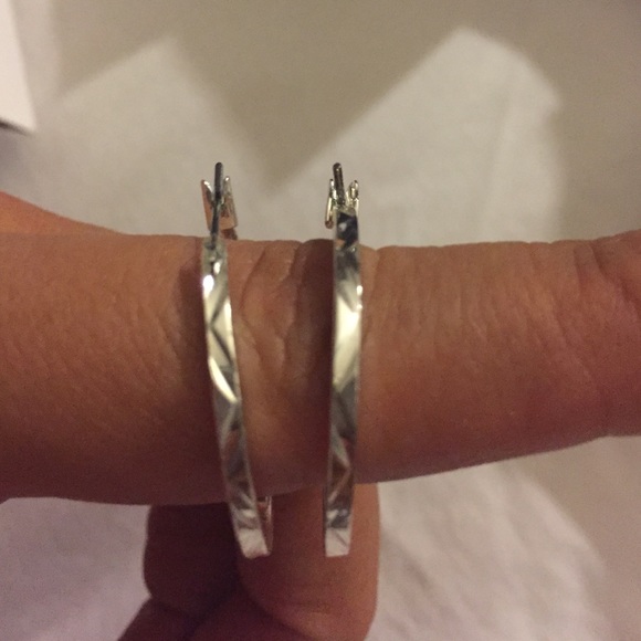 Essential hoop earrings - Picture 2 of 2