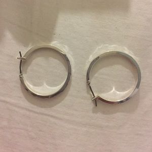 Essential hoop earrings