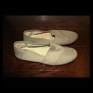 US size 9 gray flats looks like Toms