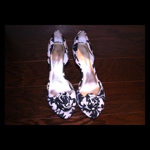 Black and white flower peek toe heels