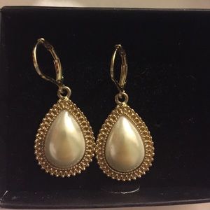 Lever hook gold earrings with pearl