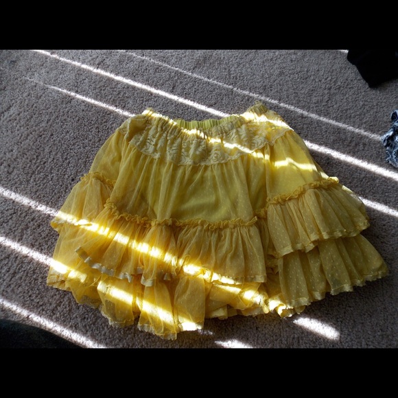 Cute yellow skirt