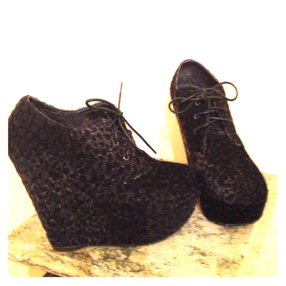 The perfect wedged bootie.