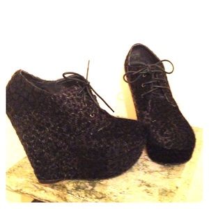 The perfect wedged bootie.