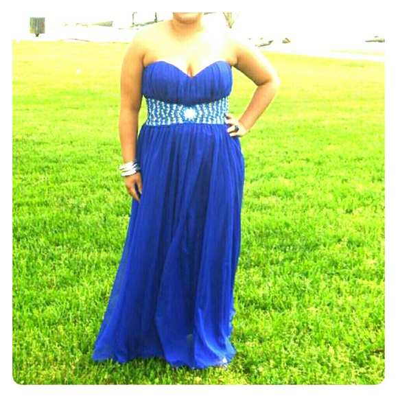 Beautiful special occasion gown - Picture 1 of 3