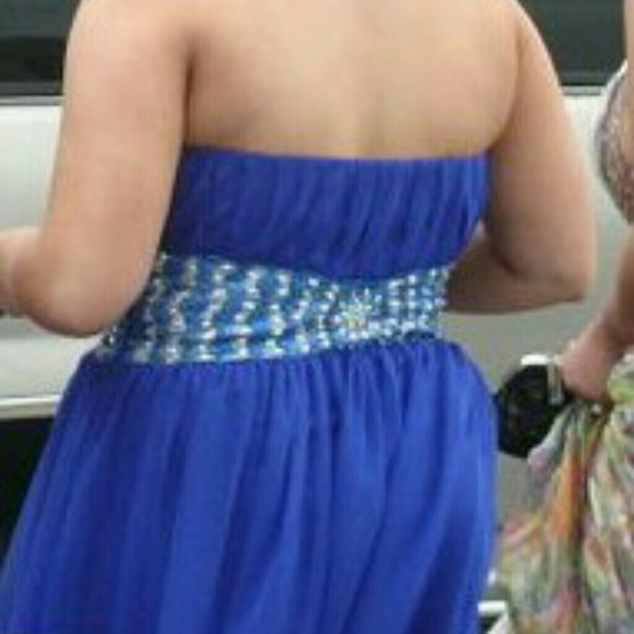 Beautiful special occasion gown - Picture 2 of 3