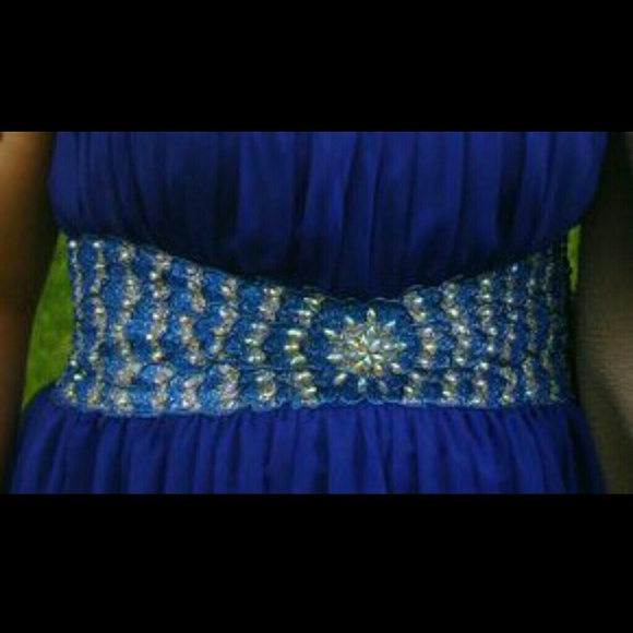 Beautiful special occasion gown - Picture 3 of 3