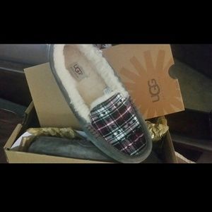 Ugg asscott worn one time.  Excellent condition