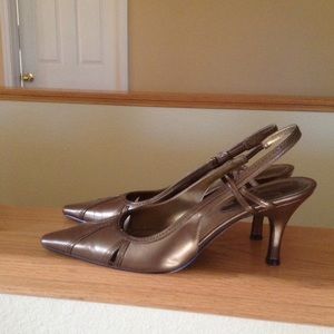 Bandolino bronze pumps 8 1/2 excellent !
