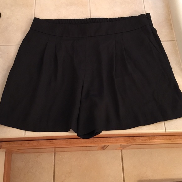Loft polyester shorts with silky feel and pockets