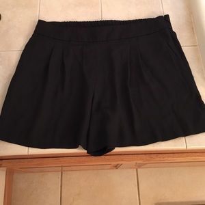 Loft polyester shorts with silky feel and pockets