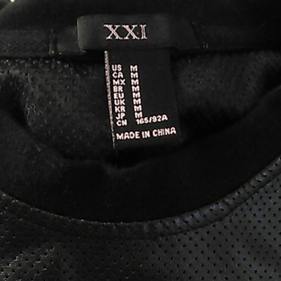 Black crop top - Picture 2 of 4