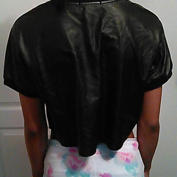 Black crop top - Picture 4 of 4