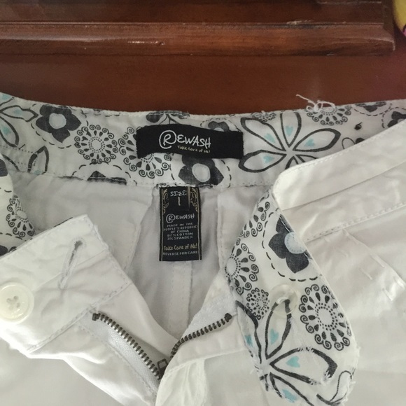 White shorts - Picture 2 of 3