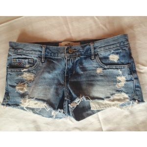 Short ripped denim short
