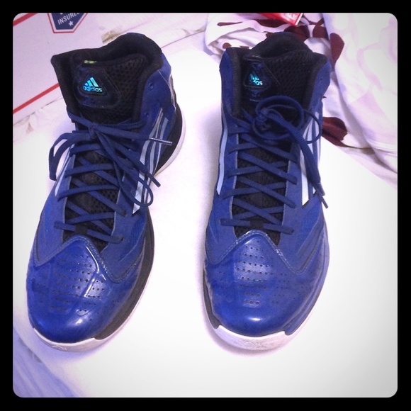 Men's Adidas basketball shoes in excellent cons!!!