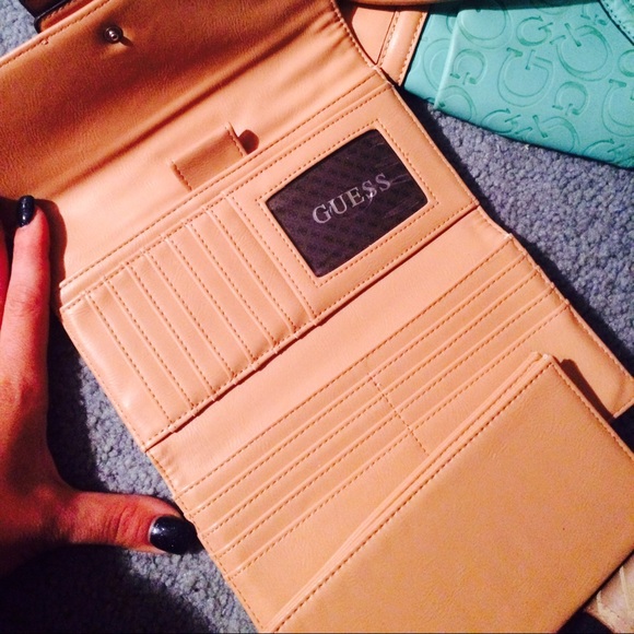 🚫🚫SOLD!!!🚫🚫 Guess Handbag and Wallet - Picture 2 of 2