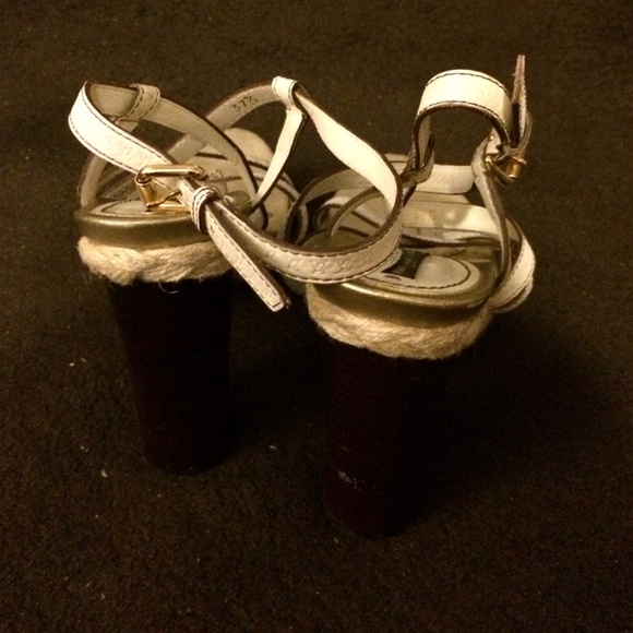 LV Sandals - Picture 3 of 4