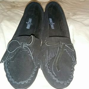 Minnetonka Kilty Suede Moccasin, Black, Size 8