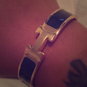 H bracelet in black 😎😎😎😎