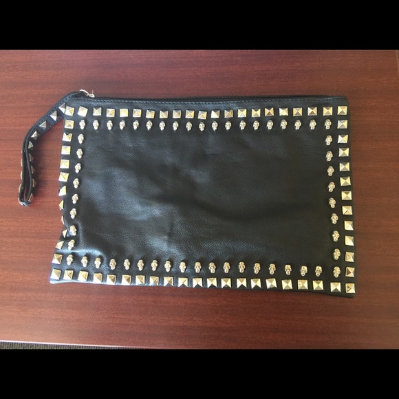 Black clutch with silver skull boarder