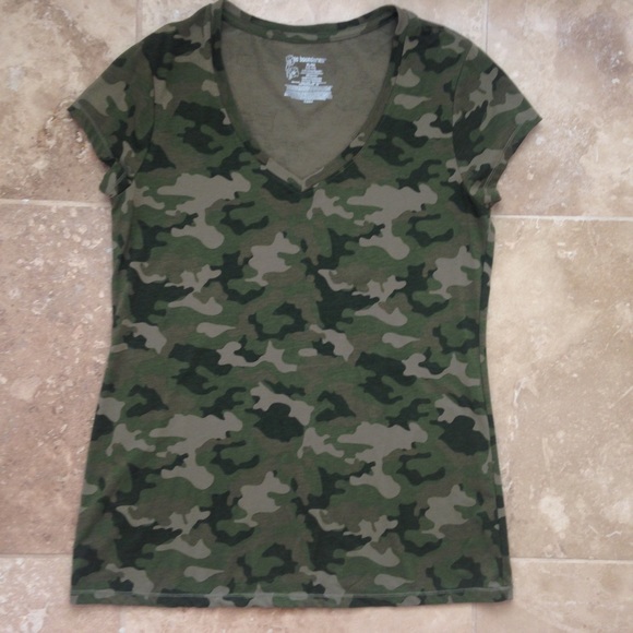 Camouflage short sleeve V-neck shirt