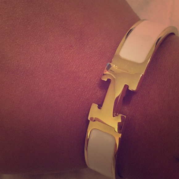 H white cuff bracelet ⚪️⚪️⚪️⚪️