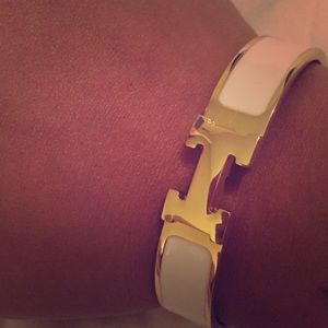 H white cuff bracelet ⚪️⚪️⚪️⚪️