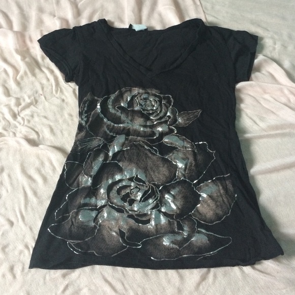 Black rose vneck yee