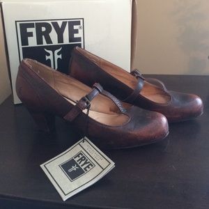 Frye Lois T Strap shoes. BIG weekend only sale! 🎉