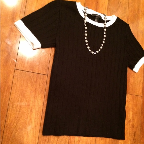 Black and white top - Picture 1 of 1