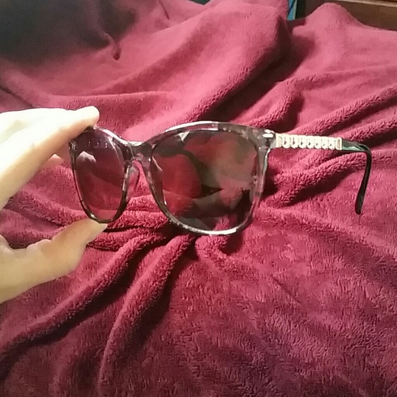 SUNGLASSES - Picture 3 of 4