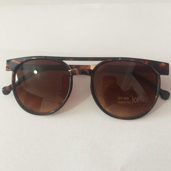 Urban Outfitters Accessories - Summer sunglasses