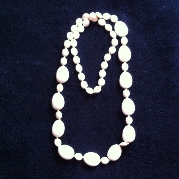 Beige tone necklace for all occasions