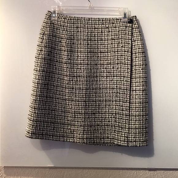 Express blacks and white wool skirt